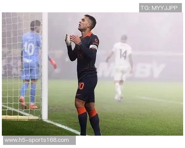 国米主场球迷为J马丁内斯加油助威助其走出车祸阴影重返赛场